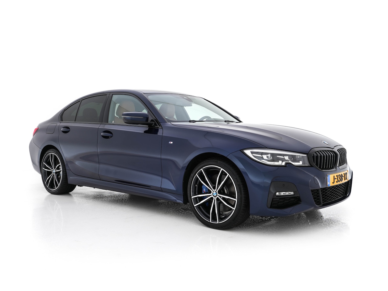BMW 3-serie - 330e eDrive Edition M-Sportpack (INCL.BTW) *LUXURY-LEATHER | FULL-LED | HEATED-SPORTSEATS - AutoWereld.nl