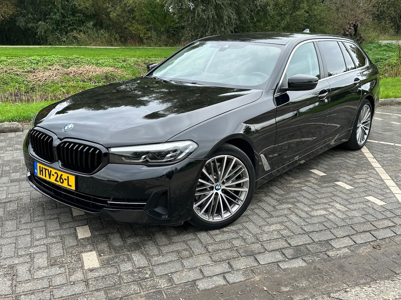 BMW 5-serie Touring - 530i Executive Edition 252PK Aut 2022 Zwart - AutoWereld.nl