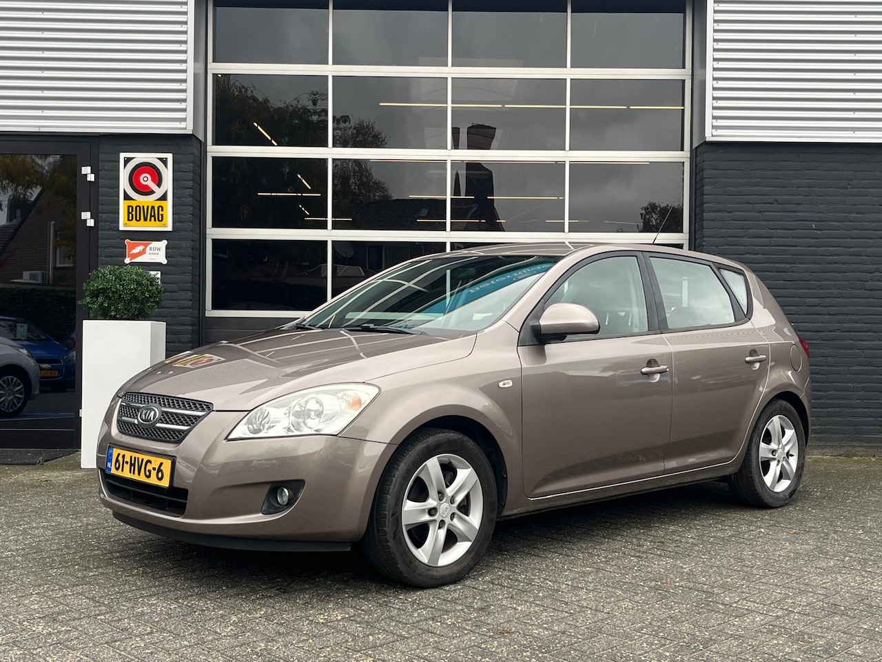 Kia Cee'd - 1.6 X-ecutive 1.6 X-ecutive, Automaat, Airco, Trekhaak, Radio, NAP - AutoWereld.nl