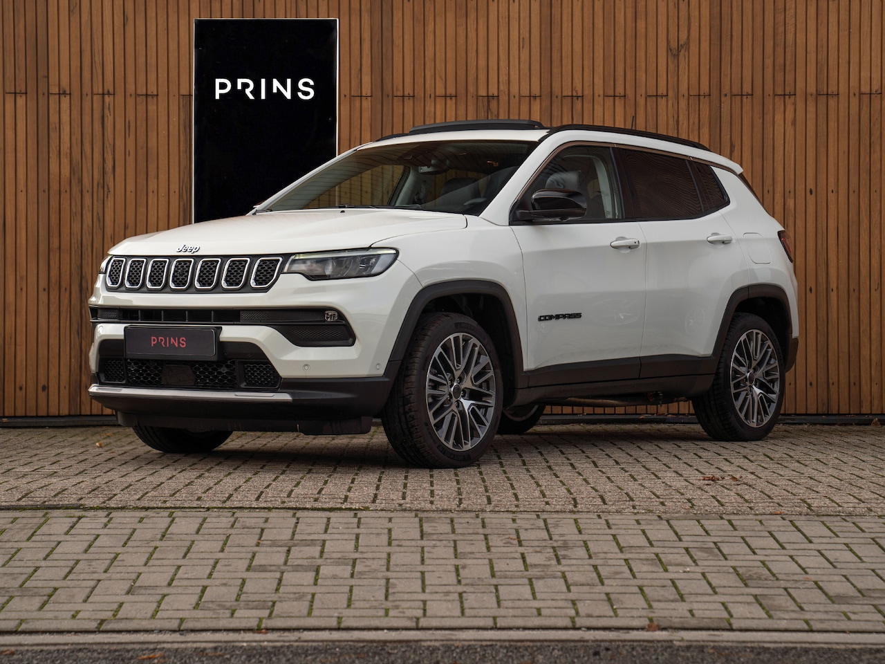 Jeep Compass - 4xe Plug-in Hybrid Limited | Pano-dak | 360 camera | CarPlay | 19 inch - AutoWereld.nl