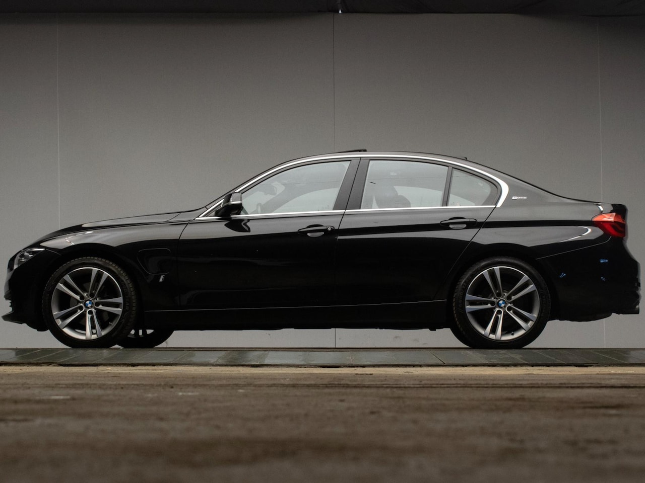 BMW 3-serie - 330e Centennial High Executive M (SCHUIFDAK,XENON,LED,LEDER,SPORTSTOELEN,STOELVERWARMING,G - AutoWereld.nl