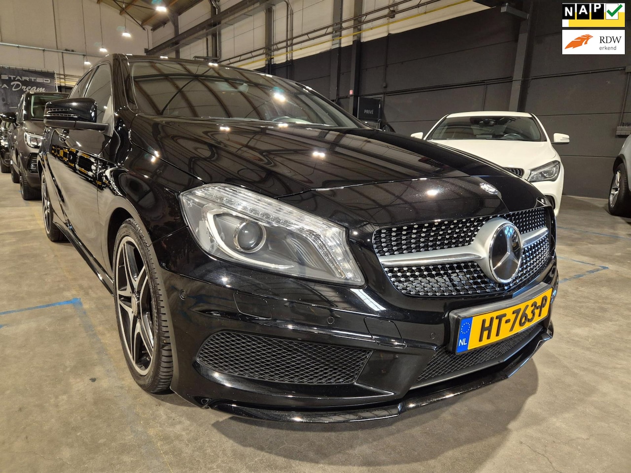 Mercedes-Benz A-klasse - 180 Ambition - AMG Pakket - Clima - Cruise - Navigatie - NL Auto - Dealeronderhouden - AutoWereld.nl