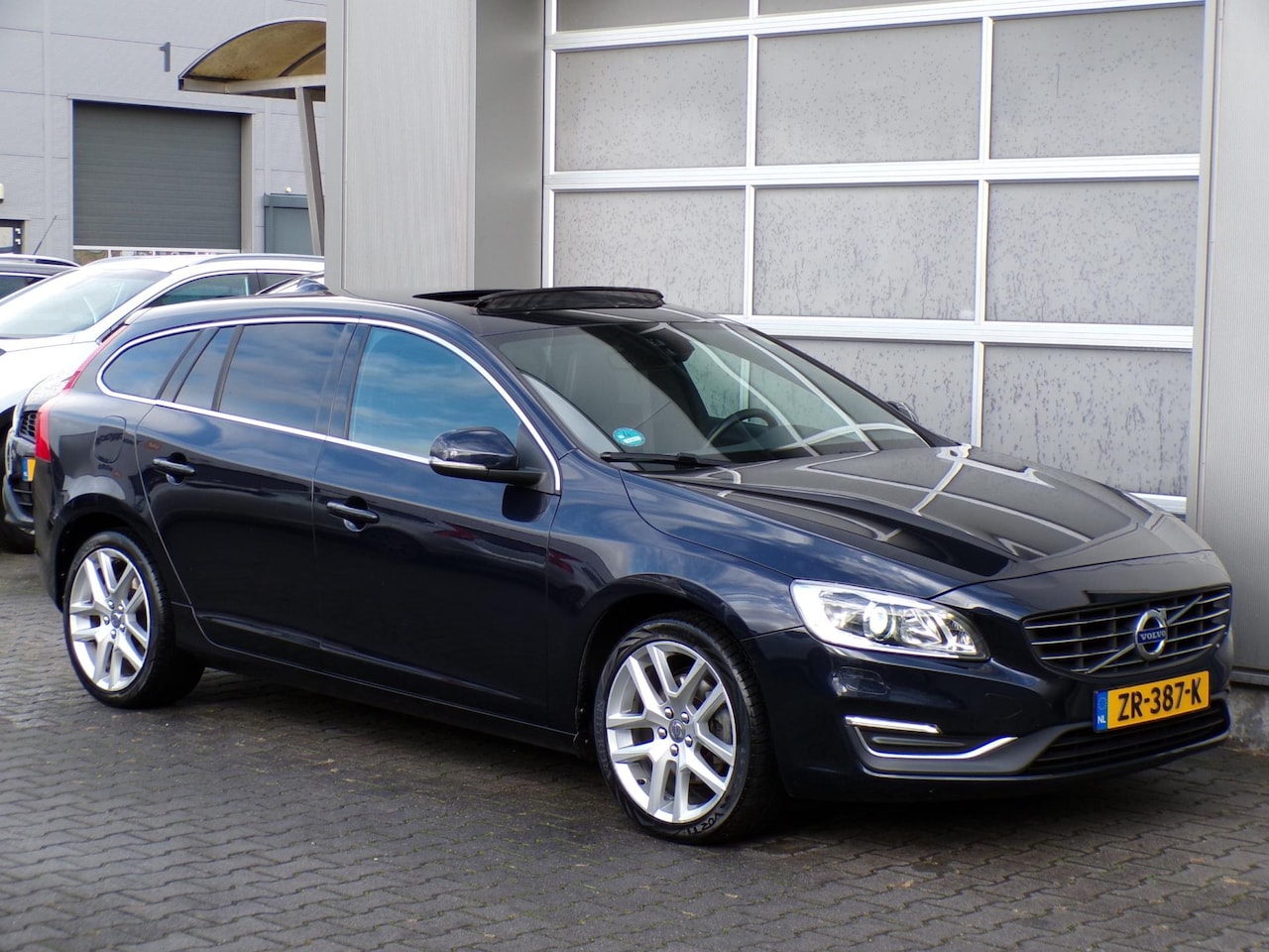 Volvo V60 - 2.0 T3 Momentum|Xenon|Dakje|Cruise|Navi|Trekhaak - AutoWereld.nl
