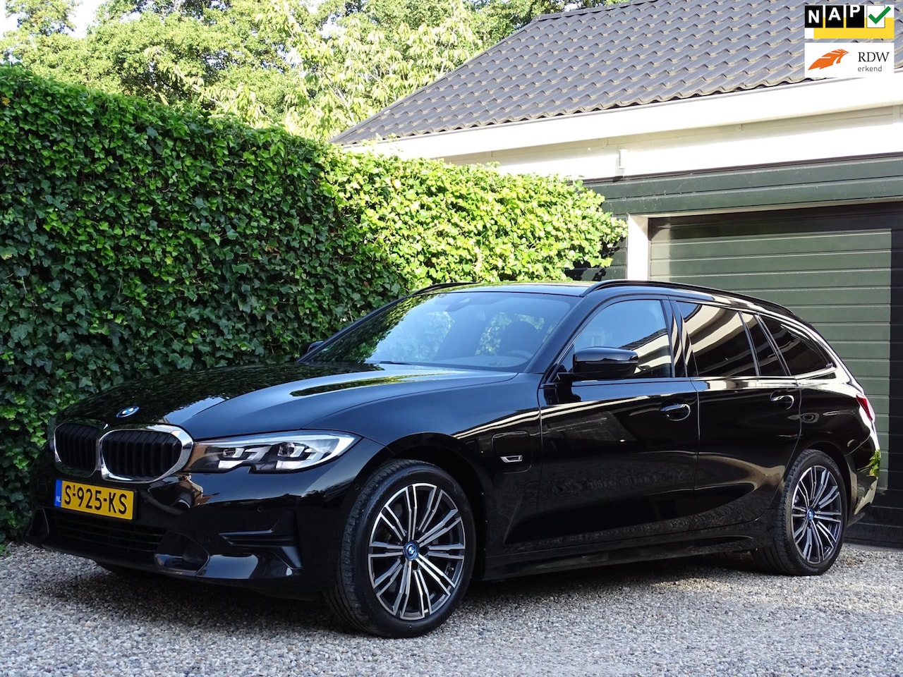 BMW 3-serie Touring - 320e Business Edition Plus | Carplay | Camera | Stoelverwarming - AutoWereld.nl