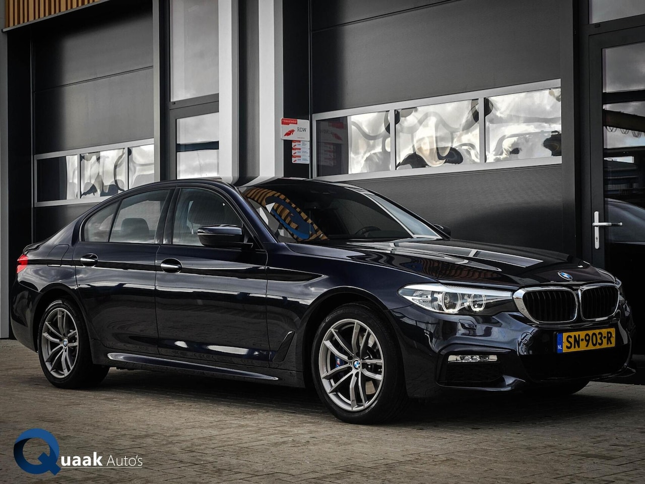 BMW 5-serie - 530e M-Sport | SFEERVERLICHTING | DEALER ONDERH. | STOEL&STUURVERWARMING - AutoWereld.nl