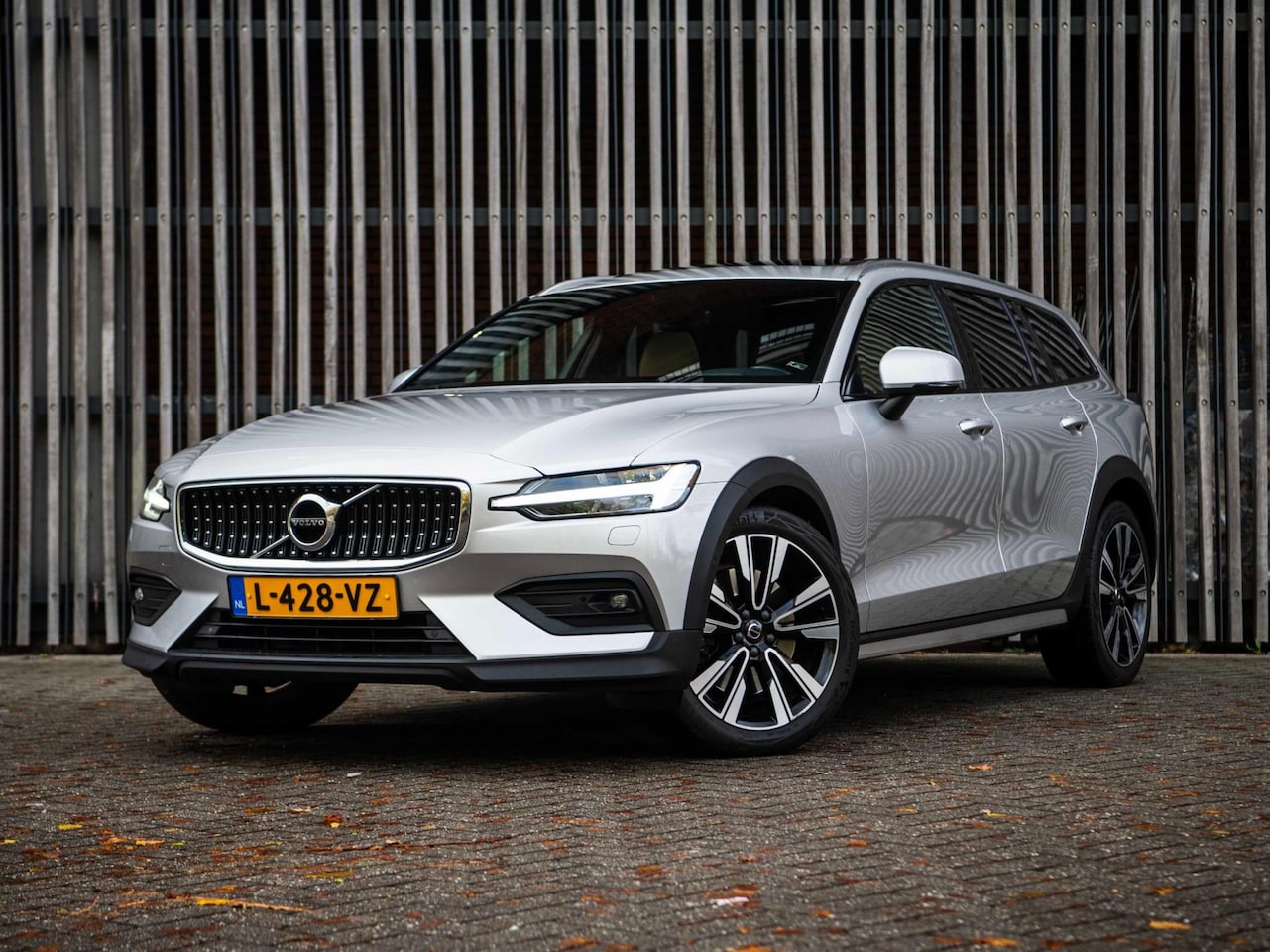 Volvo V60 Cross Country - 2.0 B5 250pk AWD |BTW| ALLE OPTIES|Panorama|HUD|ALL SAFETY SYSTEMS|Stoel/Stuur verw + koel - AutoWereld.nl