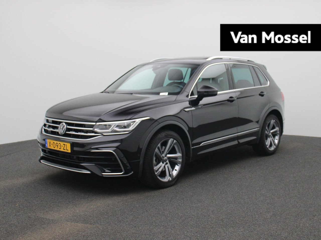 Volkswagen Tiguan - 1.5 TSI R-Line Business 150 PK | R-Line | Automaat | Navigatie | Camera| Panoramadak | Tre - AutoWereld.nl