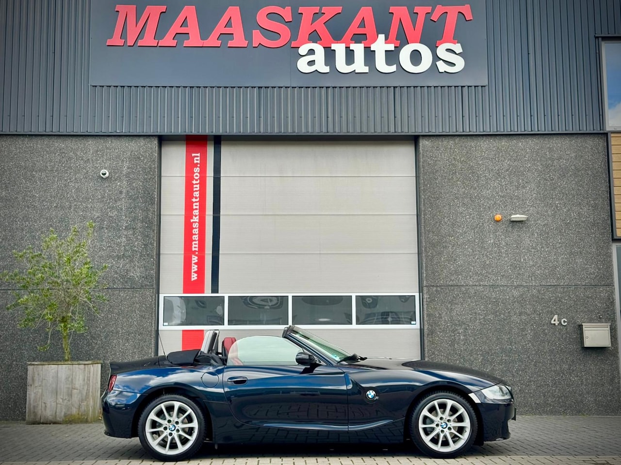BMW Z4 Roadster - 2.5i / Lci / Sportseats / M-steeringwheel / Manual / CARBONSCHWARZ! - AutoWereld.nl
