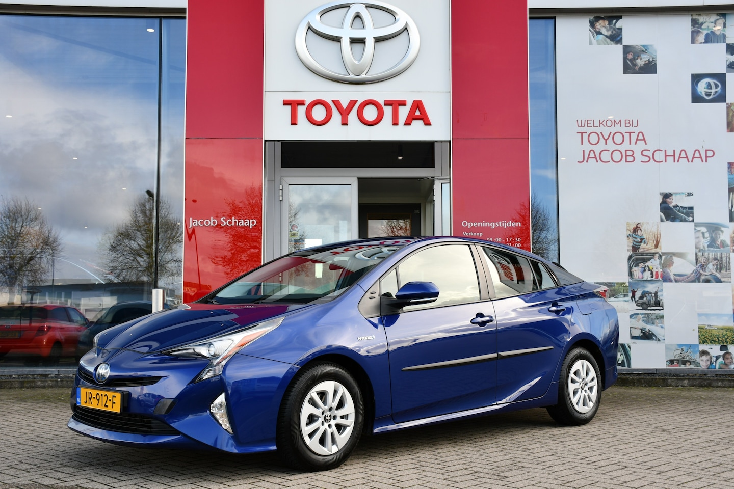 Toyota Prius - 1.8 Aspiration Automaat 122pk | Trekhaak | Adaptieve Cruise control | Parkeersensor achter - AutoWereld.nl