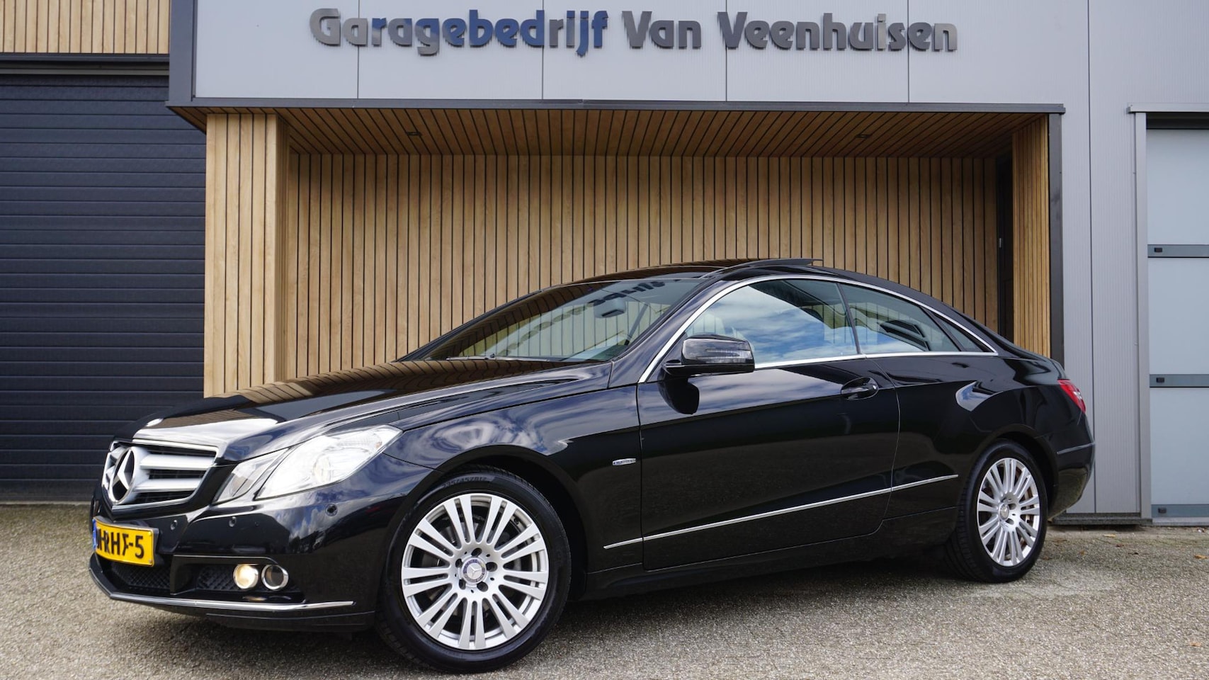 Mercedes-Benz E-klasse Coupé - 200 CGI 184pk Elegance Pano.Dak Trekhaak 17inch LM Cruise Control H-Leder 136374km! - AutoWereld.nl