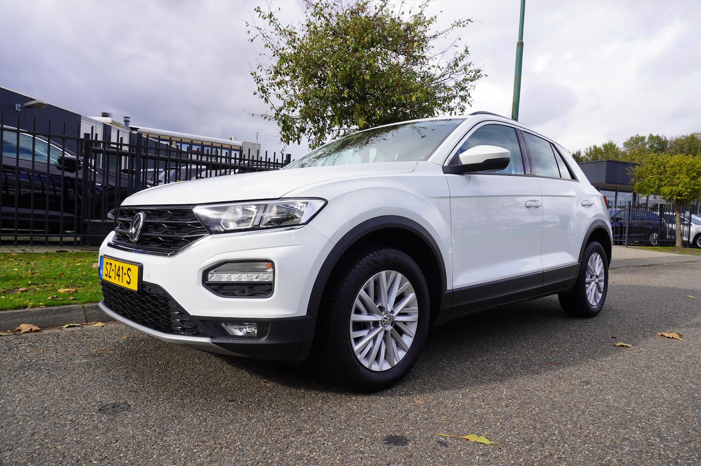 Volkswagen T-Roc - 1.0 TSI 115pk T-Roc Style Executive Apple Carplay Navigatie - AutoWereld.nl