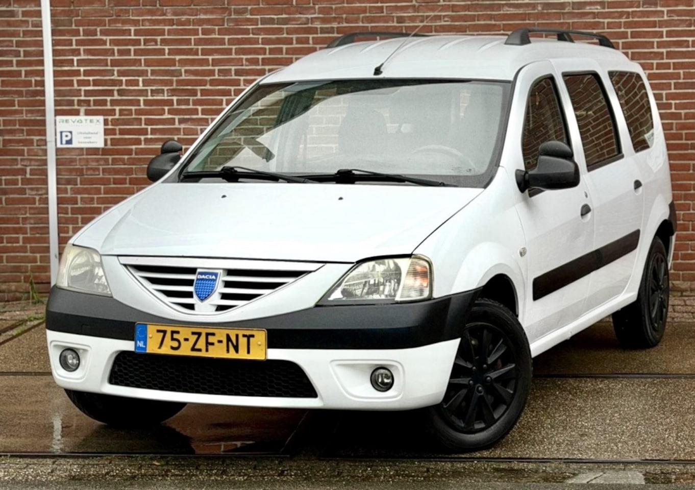 Dacia Logan MCV - 1.6 Lauréate 7p. 1.6 Lauréate 7p. - AutoWereld.nl