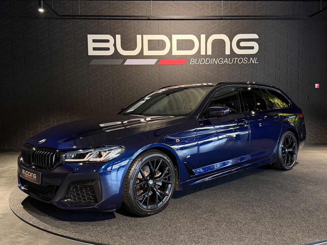 BMW 5-serie Touring - 520i Business Ed | M-sport | Trekhaak | Tansanitblau - AutoWereld.nl