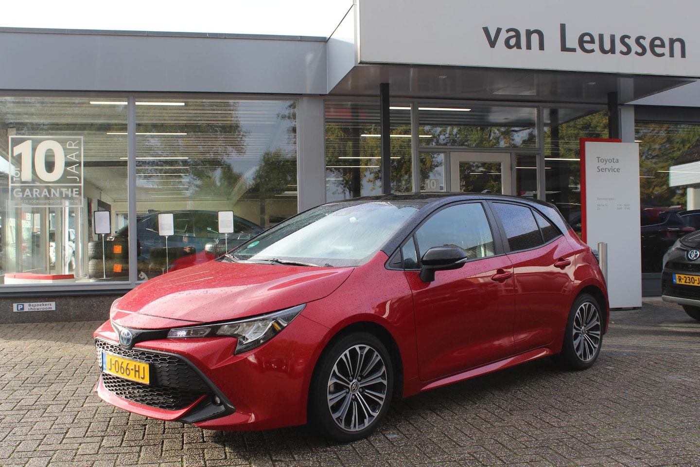 Toyota Corolla - 1.8 HYBRID BI-TONE 5-DEURS STOELVERW. KEYLESS LED AD-CRUISE PRIVACY-GLASS 17"LM-VELGEN - AutoWereld.nl
