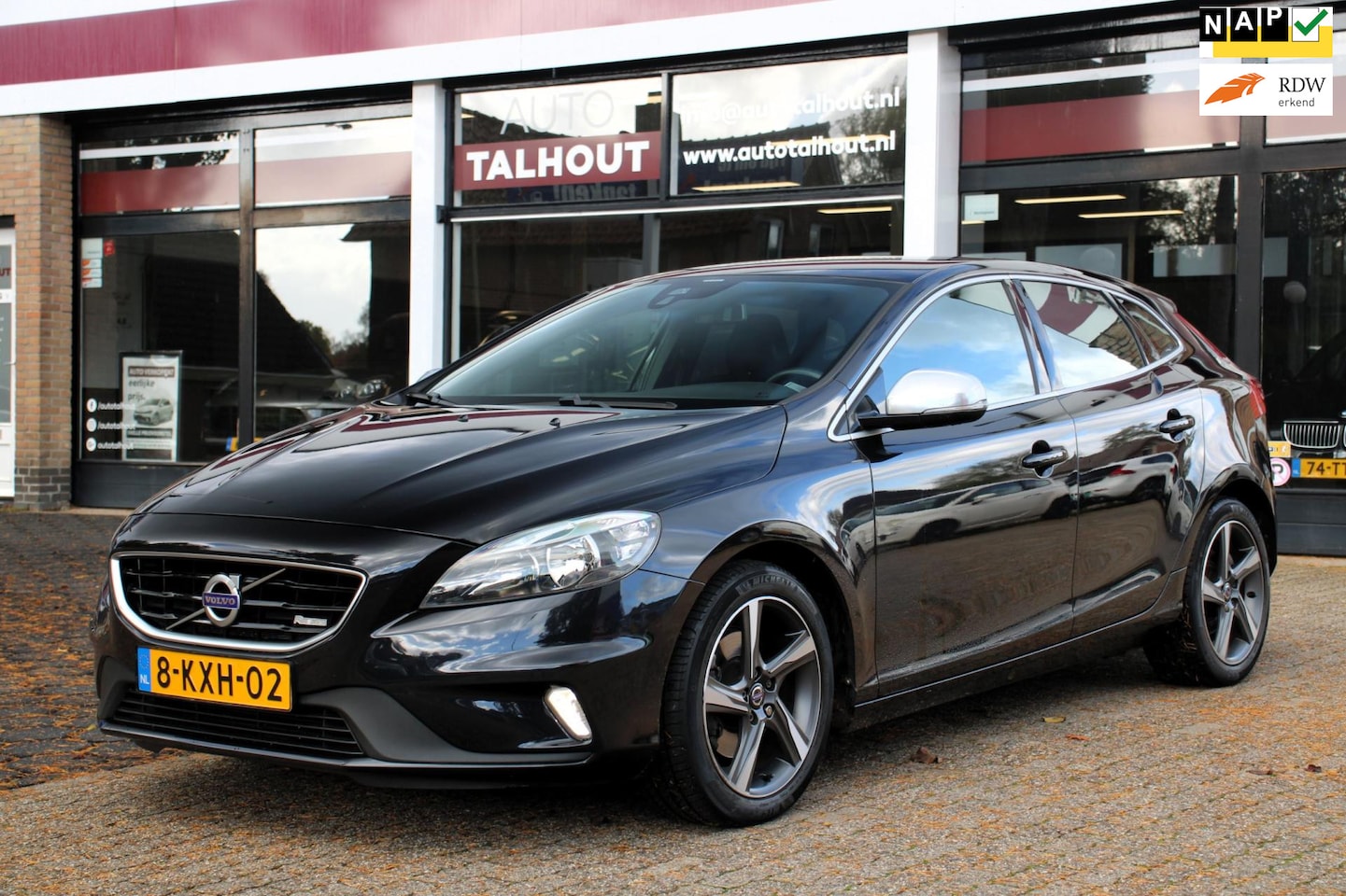 Volvo V40 - 1.6 T3 R-Design - CAMERA, CRUISE CONTROL, STOELVERWARMING, TREKHAAK, DISTR.RIEM V.V. - AutoWereld.nl