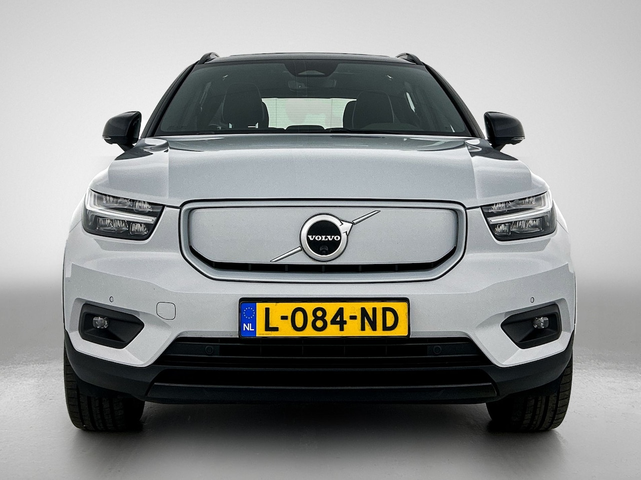 Volvo XC40 - Recharge P8 AWD R-Design Navigatie | Camera | Pano-dak | Trekhaak wegklapbaar - AutoWereld.nl