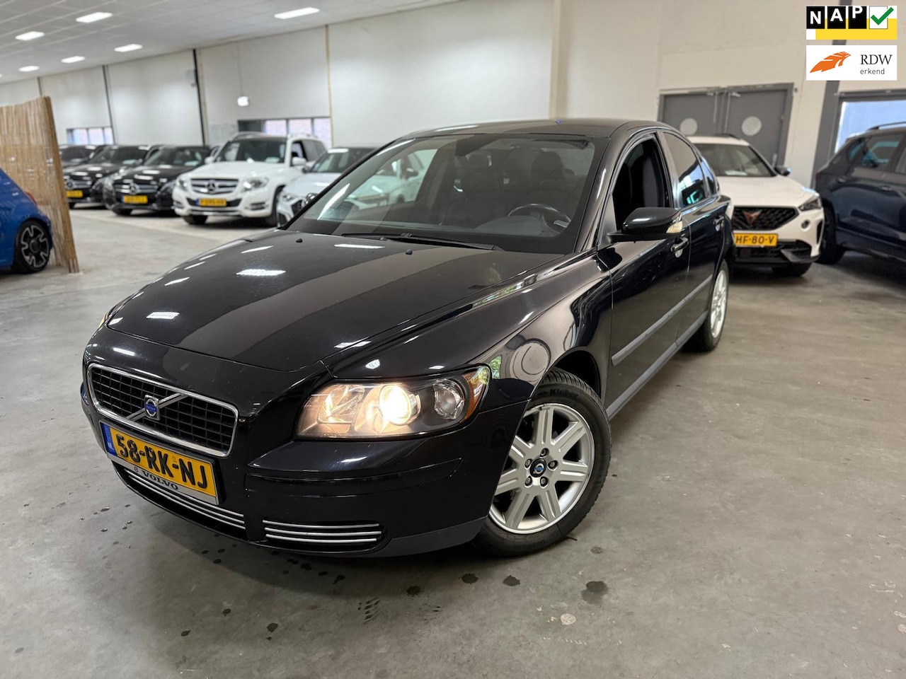 Volvo S40 - 1.8 Momentum / NETTE AUTO / RIJDT SCHAKELT GOED / NIEUWE APK - AutoWereld.nl