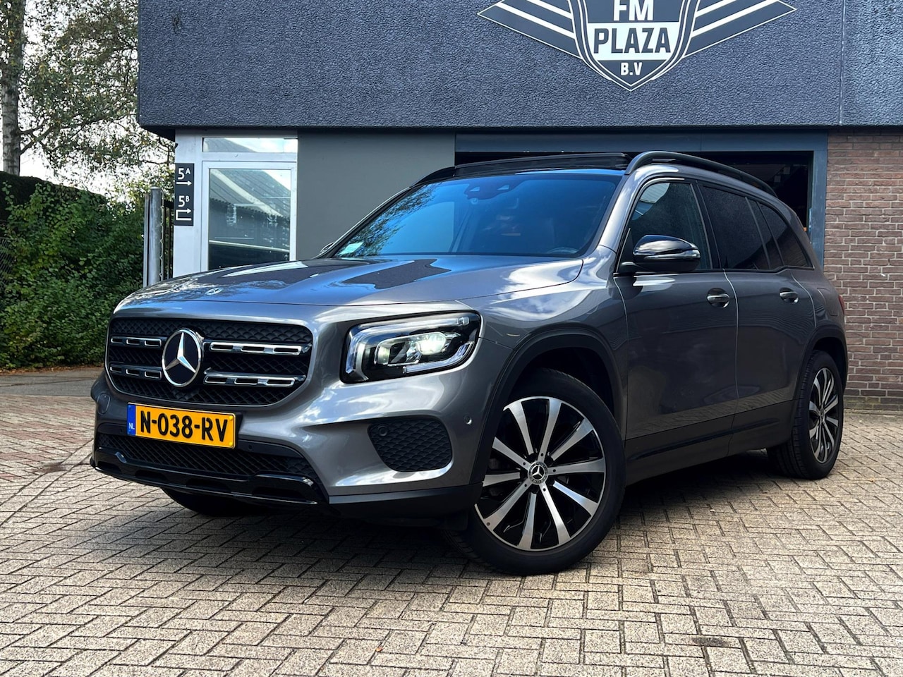 Mercedes-Benz GLB - 200 Premium Plus panorama_carplay_Camera - AutoWereld.nl