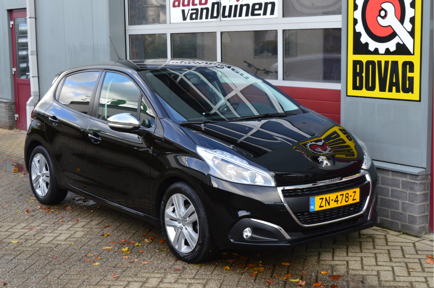 Peugeot 208 - 1.2 PureTech Signature O.a: PDC, DAB, Airco, Cruise, Navi, Rijklaar, Etc. All-in prijs! - AutoWereld.nl