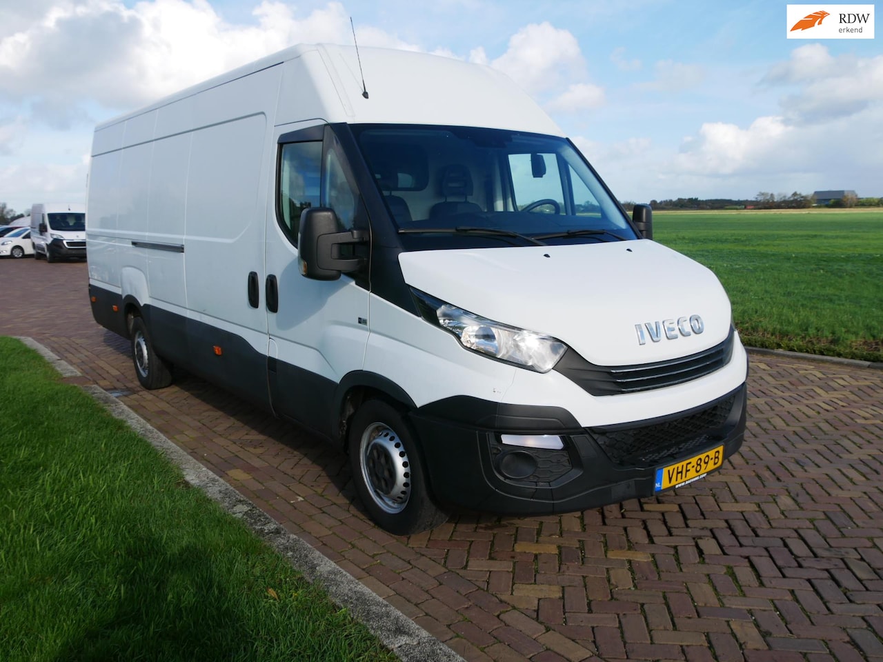 Iveco Daily - 35S16V 2.3 410 H2 AUT. CLIMA 3-SEATS ** 10699 EX BTW ** - AutoWereld.nl