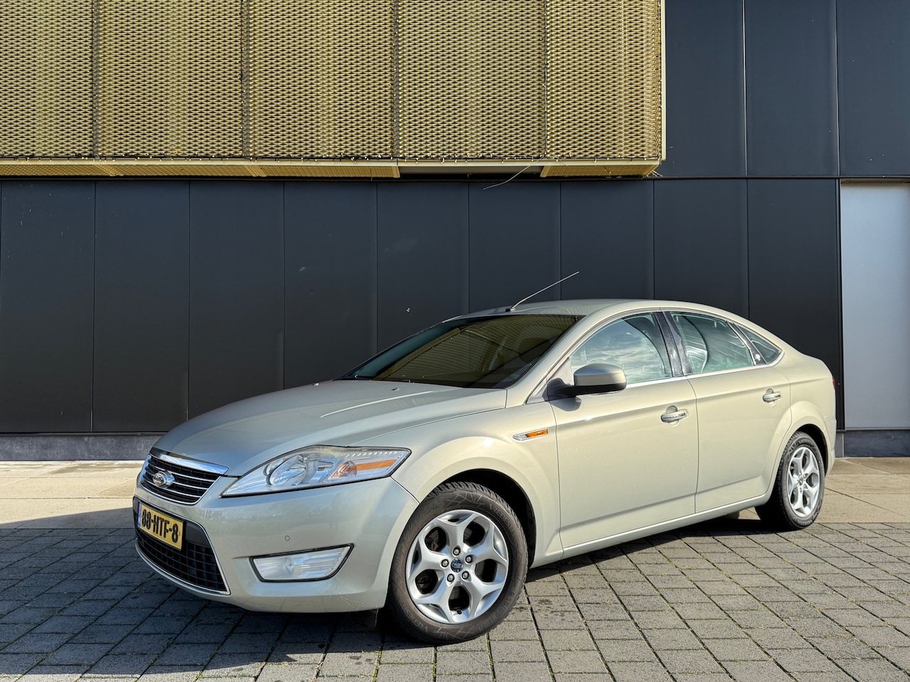 Ford Mondeo - 2.0-16V Ghia Keyless | Navi | Stoelverw |Cruise | Leder | Trekh | PDC - AutoWereld.nl