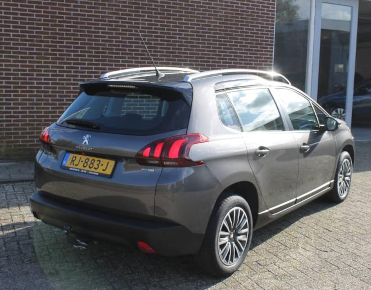 Peugeot 2008 - 1.2 PureTech 110pk EAT Blue Lion