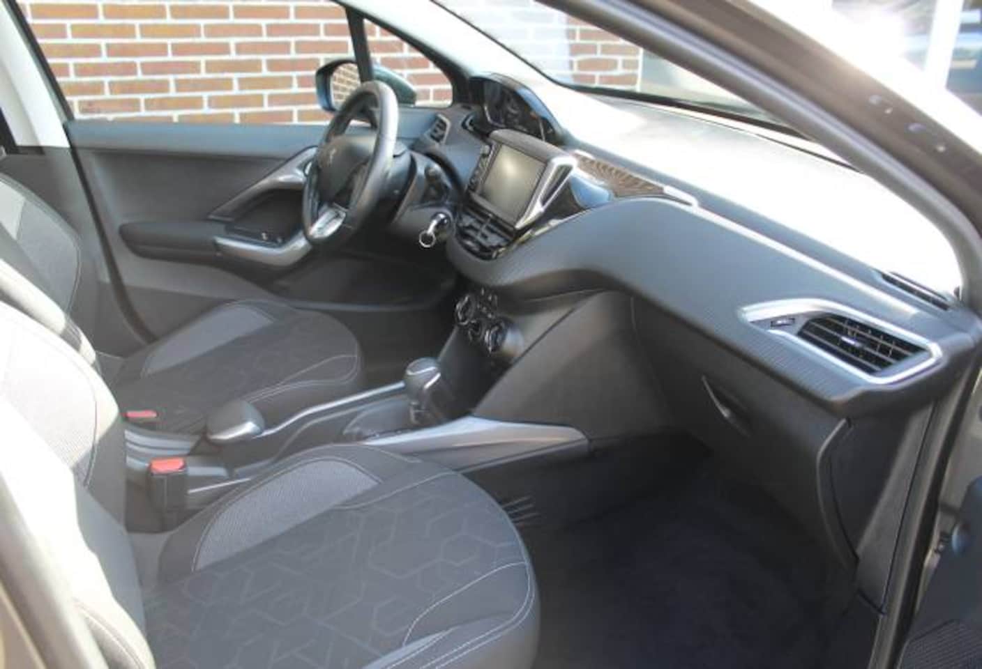Peugeot 2008 - 1.2 PureTech 110pk EAT Blue Lion
