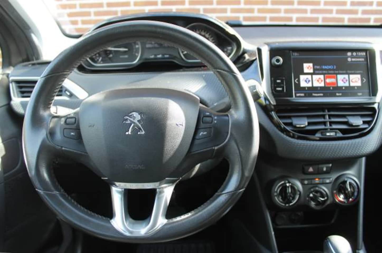 Peugeot 2008 - 1.2 PureTech 110pk EAT Blue Lion