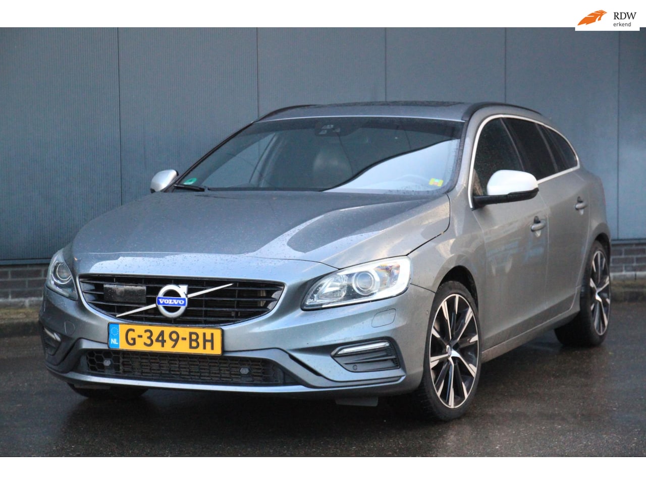 Volvo V60 - 2.0 D3 R-Design Elek-Dak/Xenon/Adaptive/Blis/Parkeersensor v,a/Trekhaak afneembaar - AutoWereld.nl
