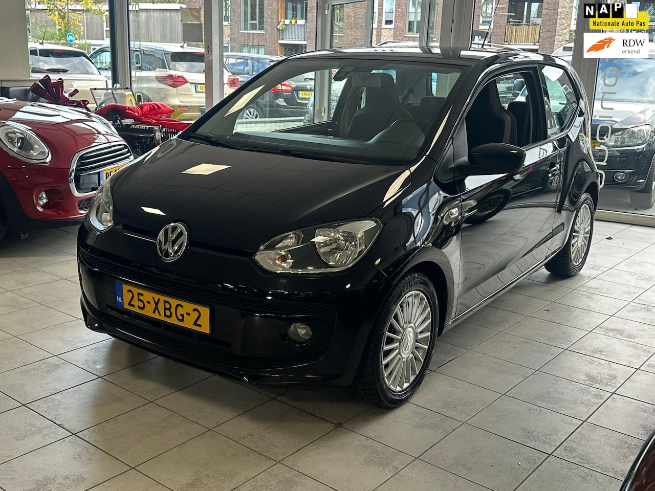 Volkswagen Up! - 1.0 high up! *132dkm* Airco/Cruise |4 x GOEDE All-Season Banden op LMV| - AutoWereld.nl