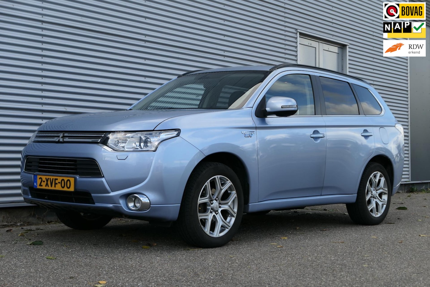 Mitsubishi Outlander - 2.0 PHEV Instyle Leder NAP Pano Trekhaak - AutoWereld.nl