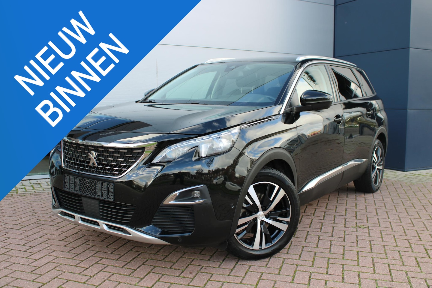 Peugeot 5008 - 1.2 PureTech 130pk Allure Automaat 7-zits Leer Airco Navi Carplay Camera - AutoWereld.nl