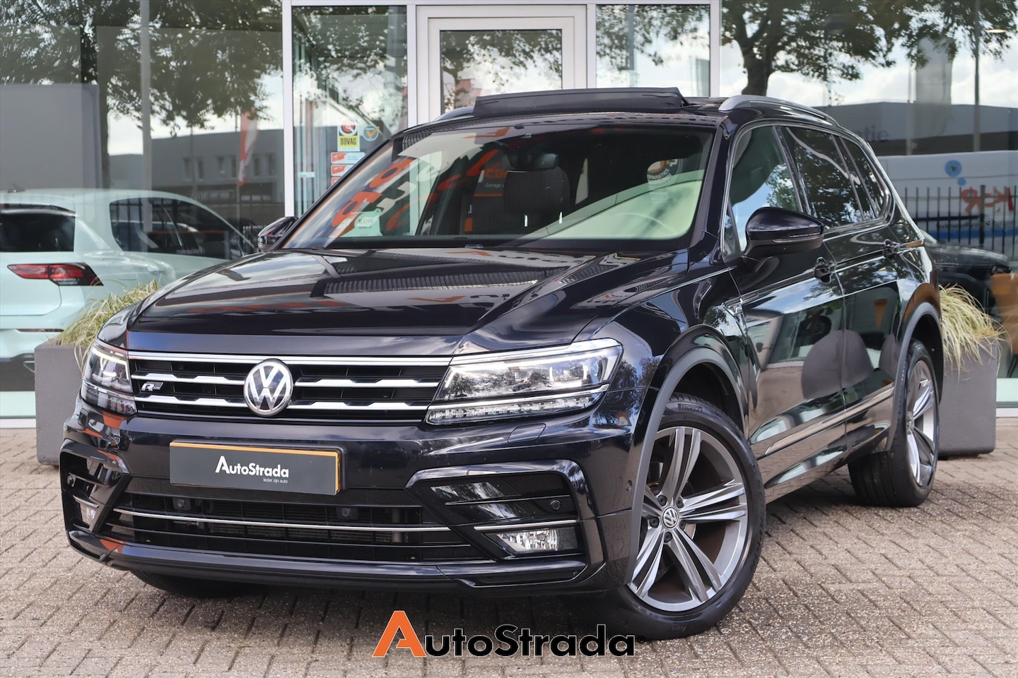 Volkswagen Tiguan Allspace - 1.5 TSI R-LINE 150pk I 7 PERS I Pano I Camera I Navi I Stoelverwarming I Trekhaak | Massag - AutoWereld.nl