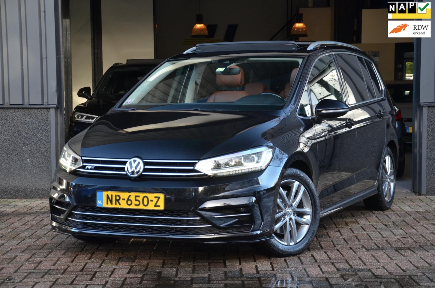 Volkswagen Touran - 1.4 TSI R-Line 7p Aut|Leder|Pano|1e eigenaar|NAP - AutoWereld.nl
