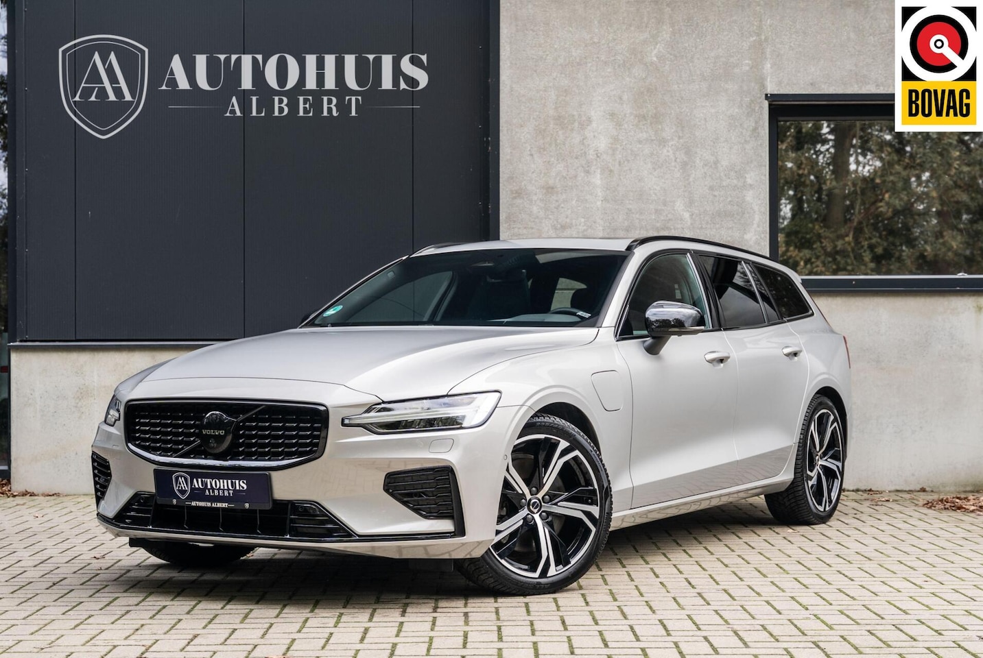 Volvo V60 - 2.0 T8 Recharge AWD Plus Dark HEICO Black 360c H&K - AutoWereld.nl