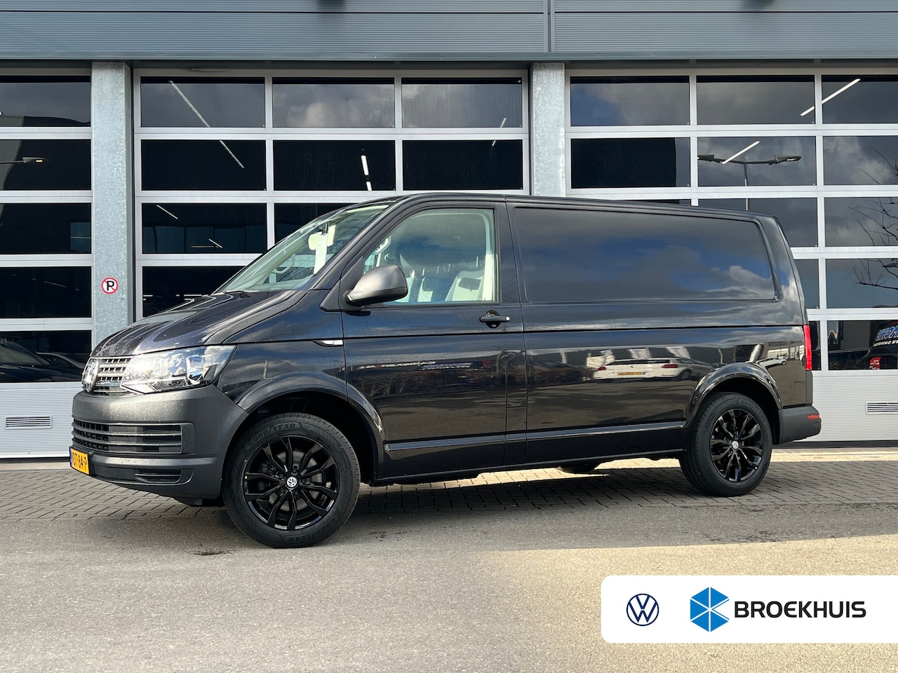 Volkswagen Transporter - 2.0 TDI L1H1 Trendline | Cruise Control | Achterklep | 3-Zits | Bluetooth | Trekhaak - AutoWereld.nl