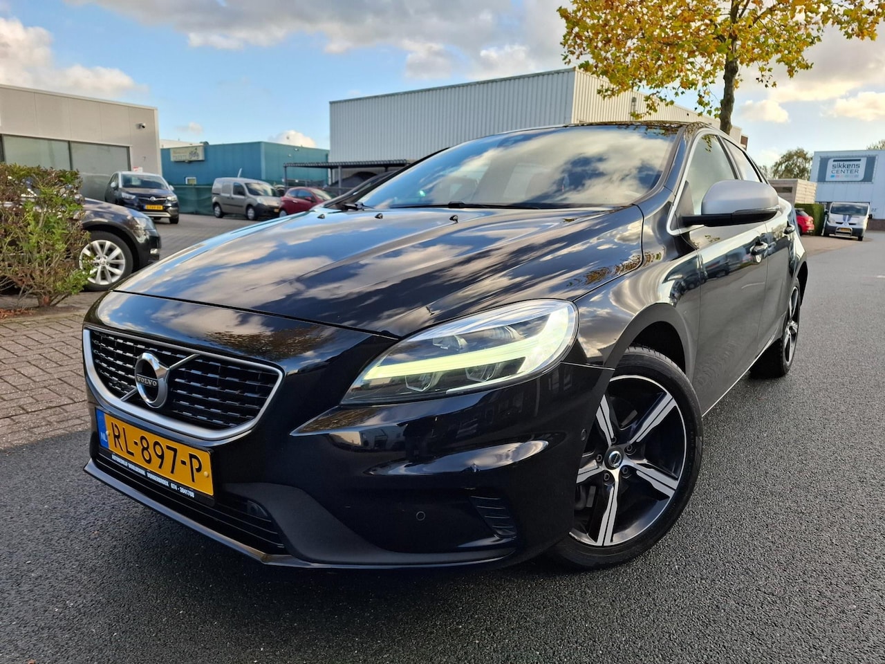 Volvo V40 - 2.0 T4 Business Sport AUTOMAAT/PANO/LEDER/NAVI/CAMERA! - AutoWereld.nl