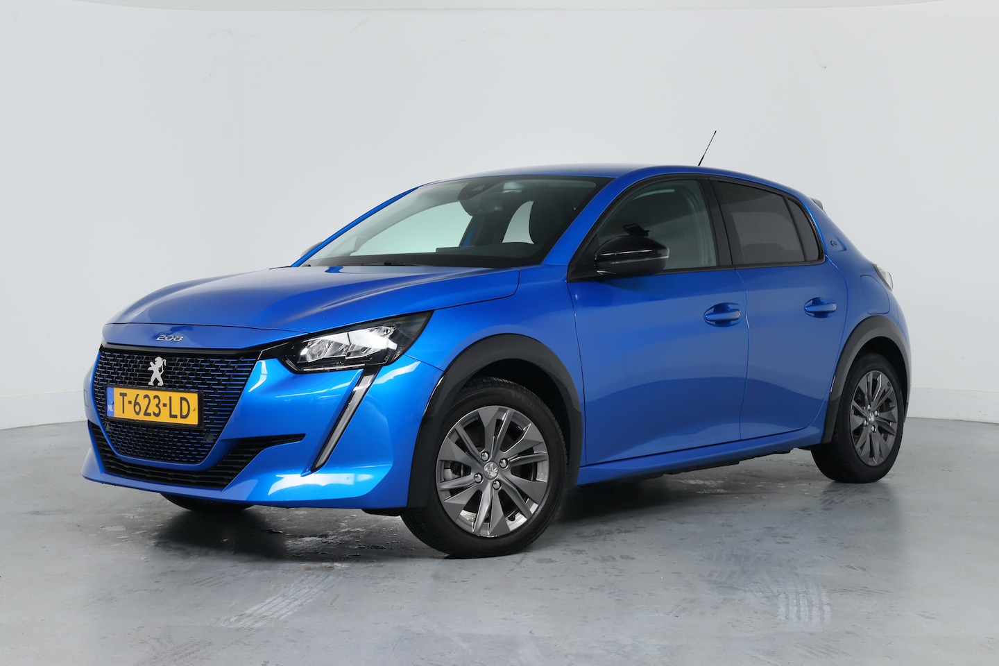 Peugeot e-208 - EV Allure Pack 50 kWh | Stoelverwarming | Climate Control | Camera | Apple Carplay / Andro - AutoWereld.nl