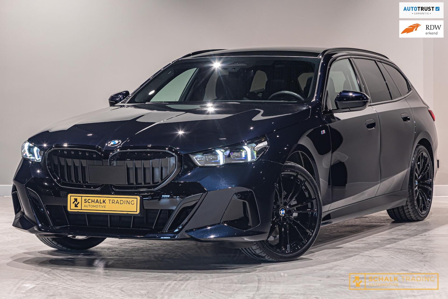 BMW 5-serie Touring - 520i|M-sport|E-trekhaak|HUD|H&K|Pano|Ful - AutoWereld.nl