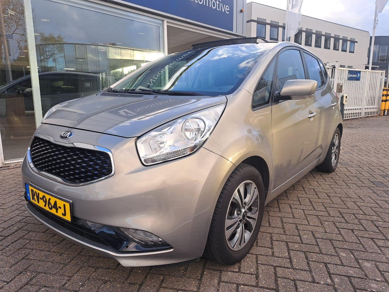 Kia Venga - 1.4 CVVT Summer Edition navigatie / panoramadak / navigatie / trekhaak - AutoWereld.nl