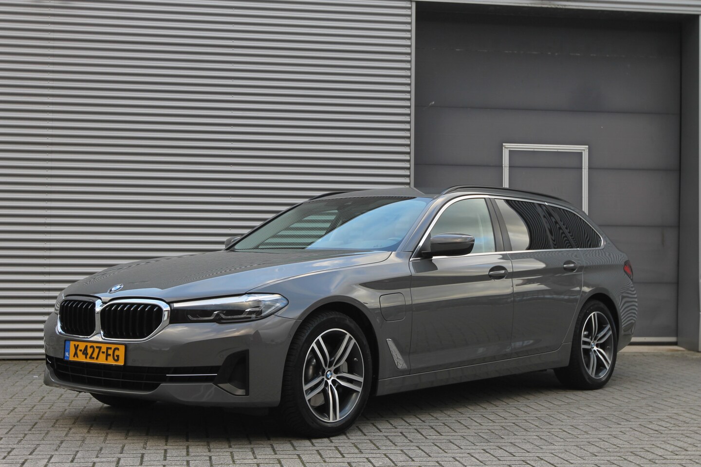 BMW 5-serie Touring - 530e xDrive High Executive I Aut. I PHEV I Leder I Sportstoelen I Trekhaak - AutoWereld.nl