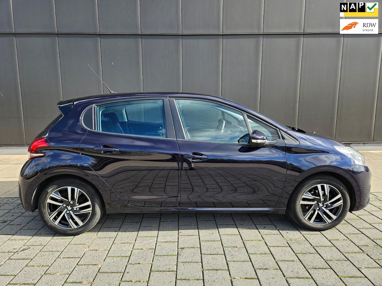 Peugeot 208 - 1.2 PureTech Blue Lion/ 5DRS/ NAP/ 2 EIGENAREN/ GT VELGEN - AutoWereld.nl
