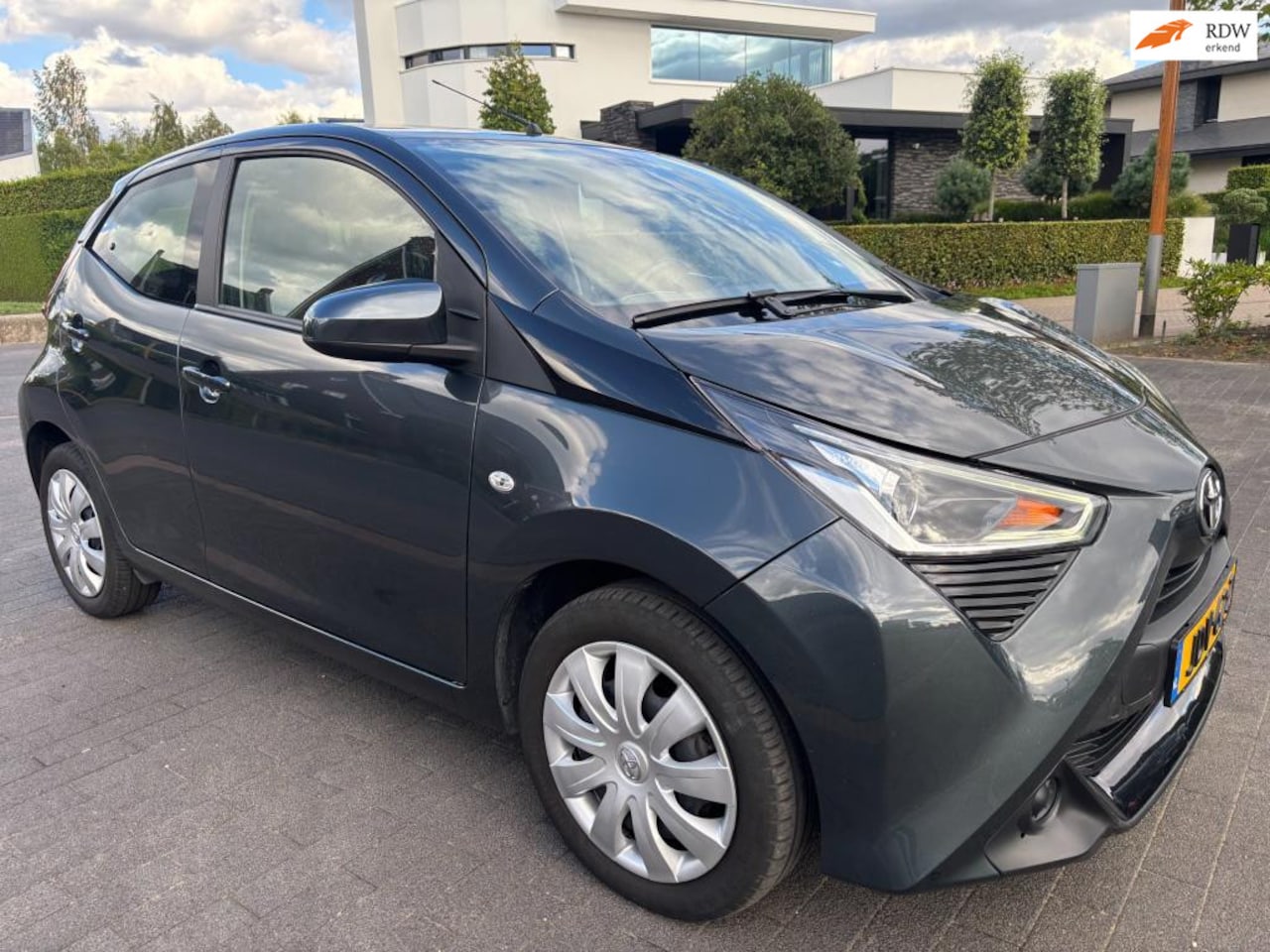 Toyota Aygo - 1.0 VVT-i x-play 19000 km !! airco camera. - AutoWereld.nl