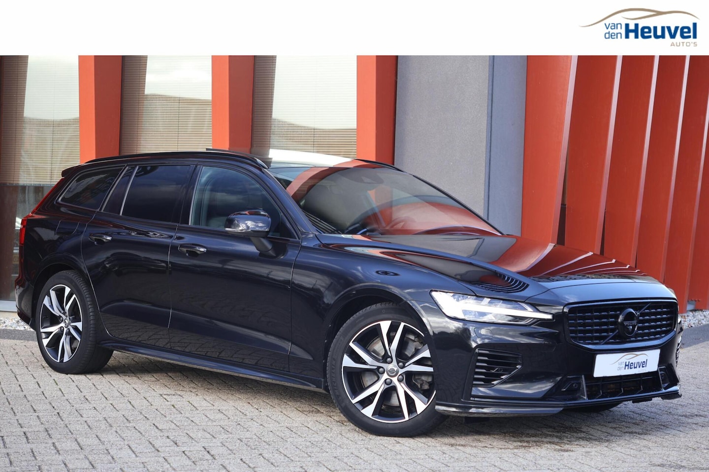 Volvo V60 - T6 Recharge AWD R-Design | Panoramadak | Trekhaak | Stoelverwarming | BLIS | Pilot Assist - AutoWereld.nl