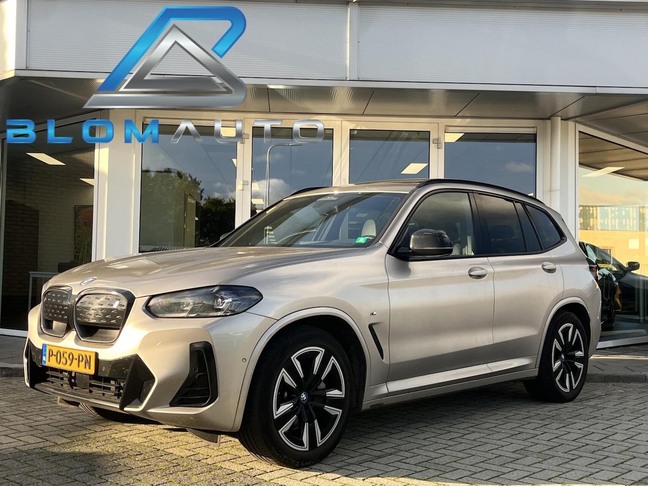 BMW iX3 - M-SPORT 80 kWh 286PK PANO+SFEER+LEDER €28.595 EX BTW - AutoWereld.nl