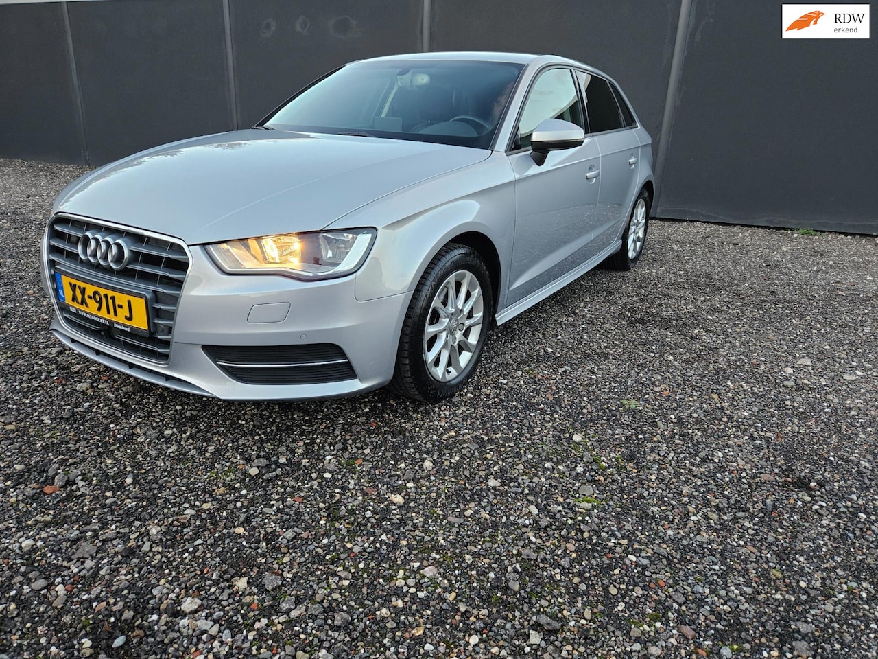Audi A3 Sportback - 1.6 TDI ultra Attraction Pro Line plus *LEDER-NAVI-TREKHAAK - AutoWereld.nl