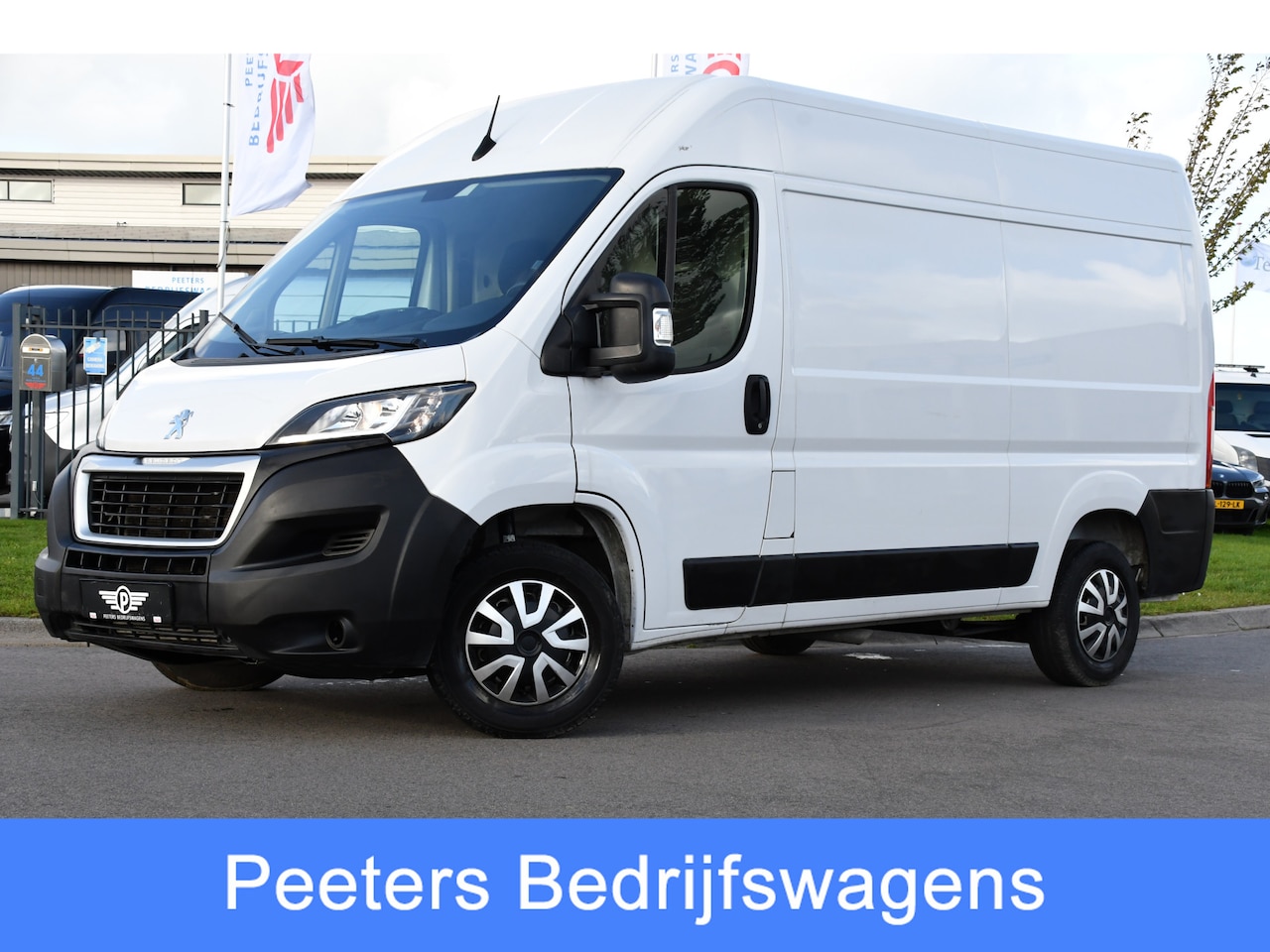 Peugeot Boxer - 2.2 BlueHDi 120 L2H2 Premium Cruise, NAVI, Sensoren, Trekhaak, Multimedia, 120pk, Uniek! - AutoWereld.nl