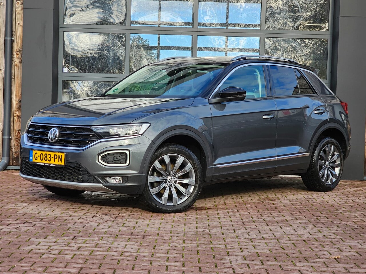 Volkswagen T-Roc - 1.5 TSI Sport Business R | Automaat | Trekhaak | Lane Assist | Blind Spot | LED | Navi | A - AutoWereld.nl