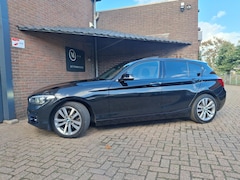 BMW 1-serie - 120i Sport Line 184PK Panoramadak / Apple Carplay / Harman Kardon / Navigatie / Trekhaak /