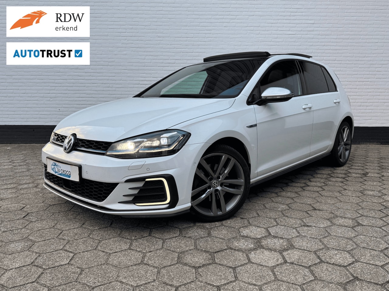 Volkswagen Golf - GTE PANODAK l VIRTUAL l TREKHAAK l LEDER l BOMVOL! - AutoWereld.nl